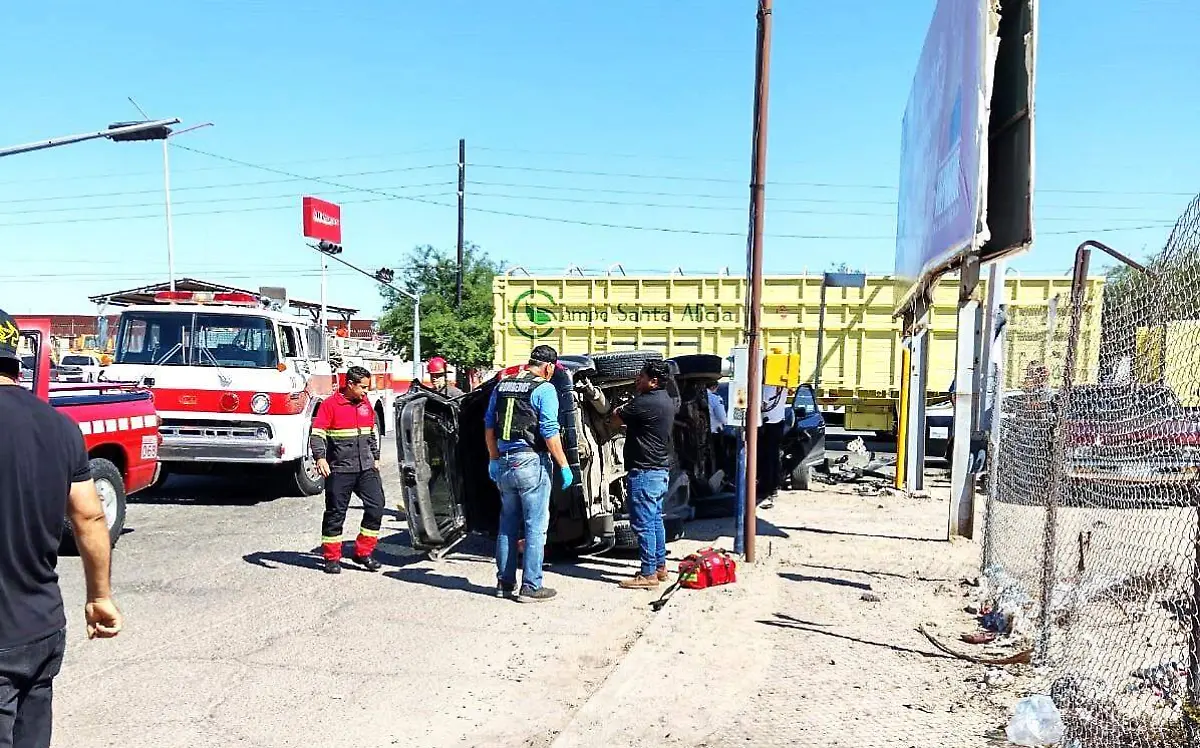 Aparatosa volcadura ocurrió esta mañana por avenida Obregón y calle 42, donde una camioneta Ford Escape 2008 volcó. No fueron reportados heridos